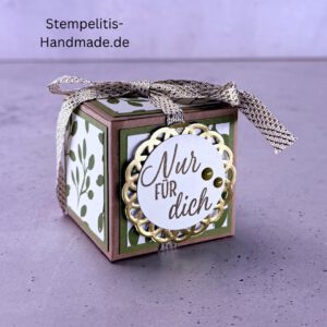 Handgemachte Geschenkschachtel 5 cm mit Schleife, Detailansicht Deckel Goldakzent, Schachtel geöffnet mit Inhalt, Seitenansicht Schachtel mit Muster, Schachtel als Schmuckverpackung, Nahaufnahme Text “Nur für dich”, Geschenkschachtel 5 cm mit grüner Verzierung
