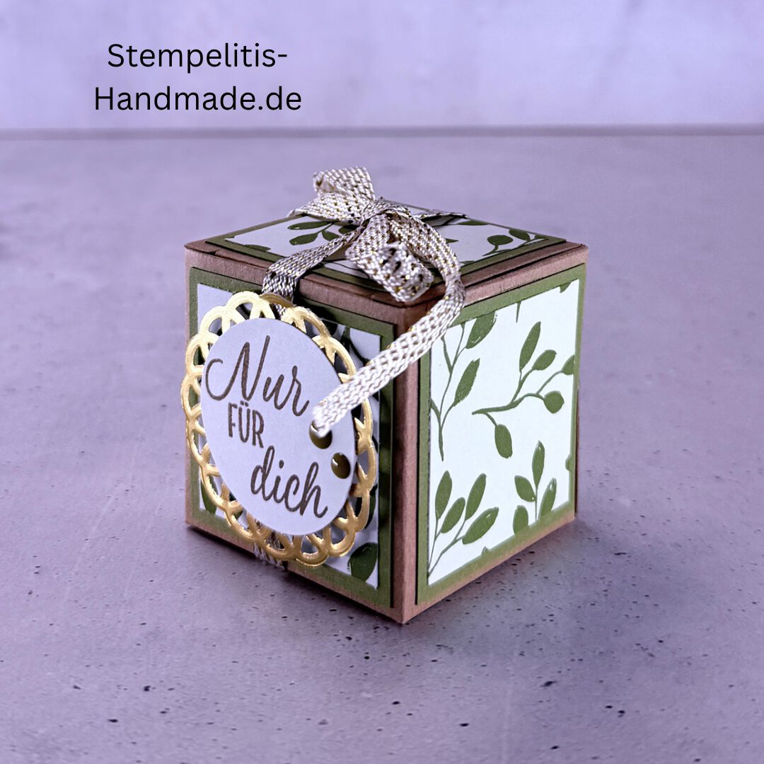 Handgemachte Geschenkschachtel 5 cm mit Schleife, Detailansicht Deckel Goldakzent, Schachtel geöffnet mit Inhalt, Seitenansicht Schachtel mit Muster, Schachtel als Schmuckverpackung, Nahaufnahme Text “Nur für dich”, Geschenkschachtel 5 cm mit grüner Verzierung