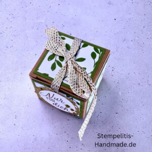 Handgemachte Geschenkschachtel 5 cm mit Schleife, Detailansicht Deckel Goldakzent, Schachtel geöffnet mit Inhalt, Seitenansicht Schachtel mit Muster, Schachtel als Schmuckverpackung, Nahaufnahme Text “Nur für dich”, Geschenkschachtel 5 cm mit grüner Verzierung