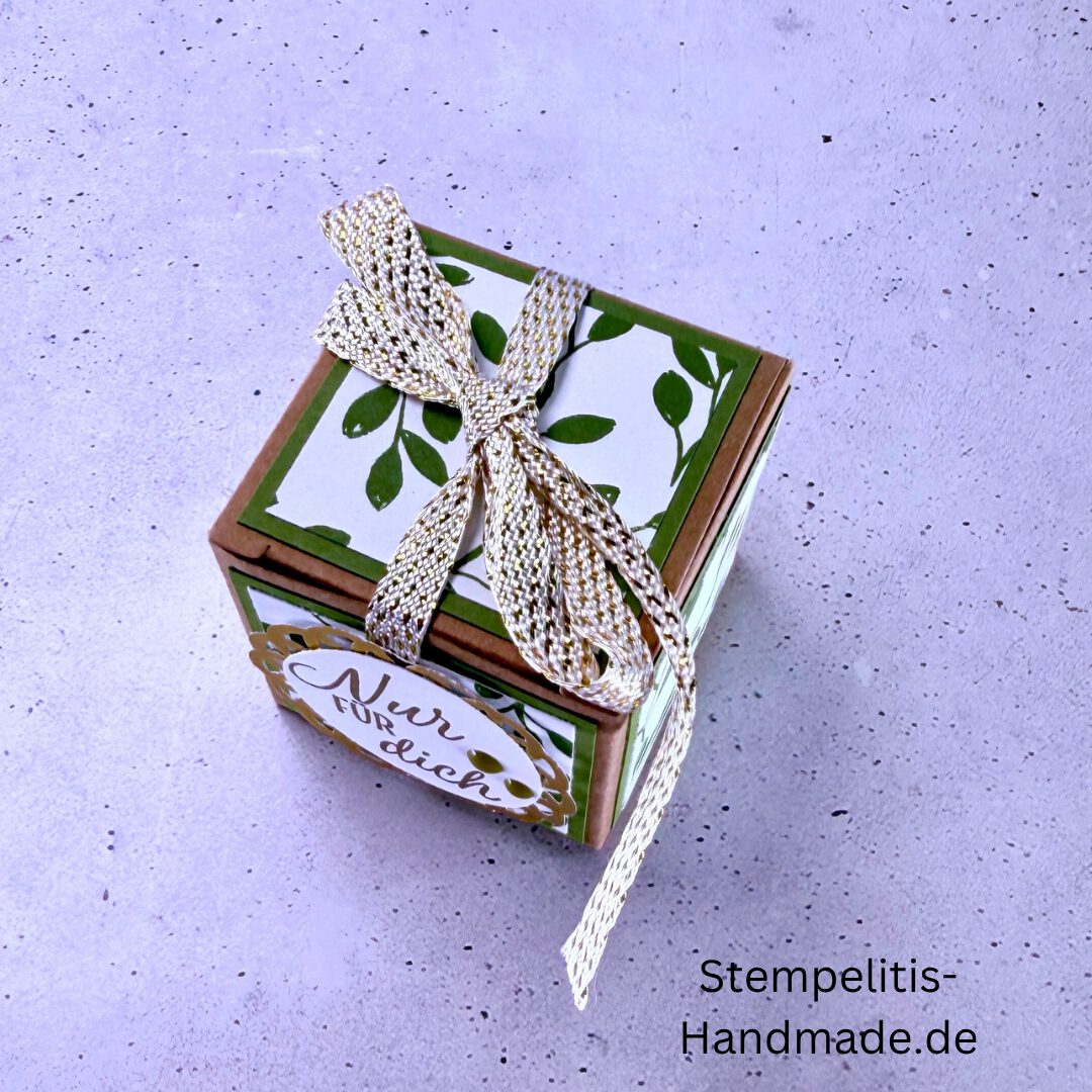 Handgemachte Geschenkschachtel 5 cm mit Schleife, Detailansicht Deckel Goldakzent, Schachtel geöffnet mit Inhalt, Seitenansicht Schachtel mit Muster, Schachtel als Schmuckverpackung, Nahaufnahme Text “Nur für dich”, Geschenkschachtel 5 cm mit grüner Verzierung