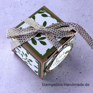 Handgemachte Geschenkschachtel 5 cm mit Schleife, Detailansicht Deckel Goldakzent, Schachtel geöffnet mit Inhalt, Seitenansicht Schachtel mit Muster, Schachtel als Schmuckverpackung, Nahaufnahme Text “Nur für dich”, Geschenkschachtel 5 cm mit grüner Verzierung