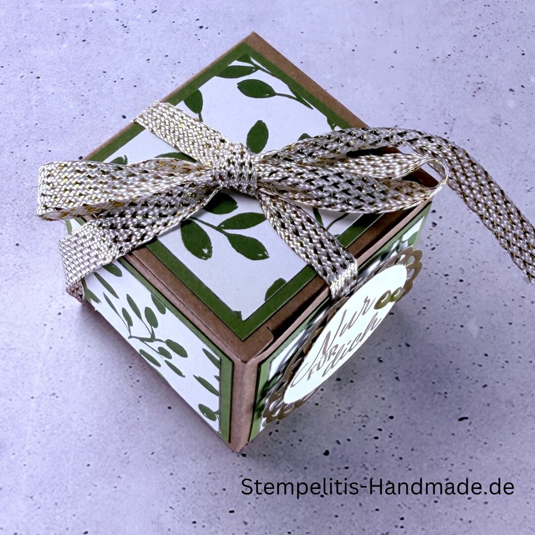Handgemachte Geschenkschachtel 5 cm mit Schleife, Detailansicht Deckel Goldakzent, Schachtel geöffnet mit Inhalt, Seitenansicht Schachtel mit Muster, Schachtel als Schmuckverpackung, Nahaufnahme Text “Nur für dich”, Geschenkschachtel 5 cm mit grüner Verzierung