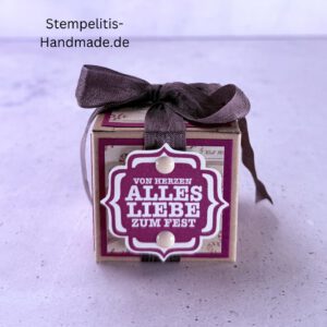 Handgemachte Geschenkschachtel 5 cm mit Schleife, Schachtel geöffnet mit Inhalt, Seitenansicht Schachtel mit Muster, Schachtel als Schmuckverpackung, Geschenkschachtel 5 cm mit Verzierung