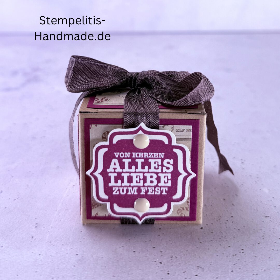 Handgemachte Geschenkschachtel 5 cm mit Schleife, Schachtel geöffnet mit Inhalt, Seitenansicht Schachtel mit Muster, Schachtel als Schmuckverpackung, Geschenkschachtel 5 cm mit Verzierung