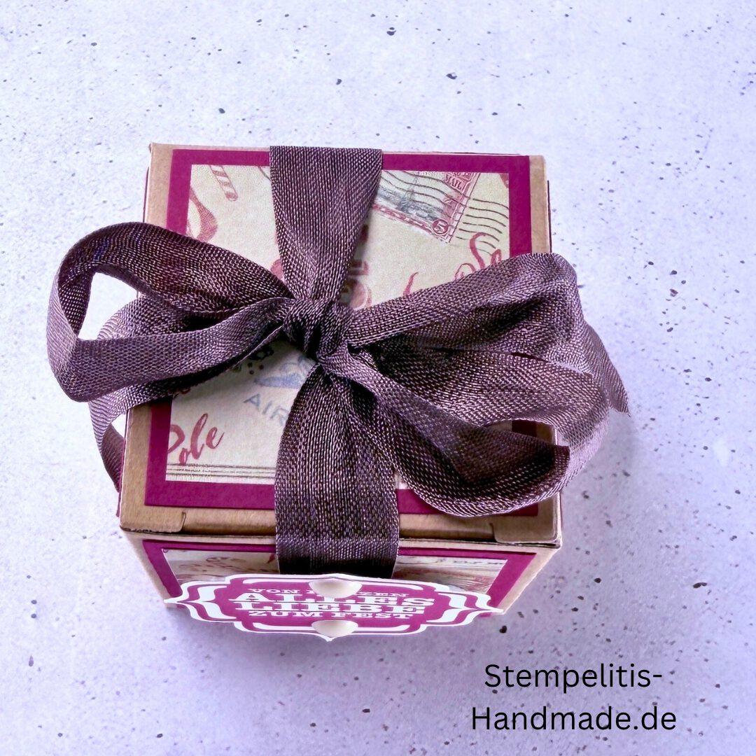 Handgemachte Geschenkschachtel 5 cm mit Schleife, Schachtel geöffnet mit Inhalt, Seitenansicht Schachtel mit Muster, Schachtel als Schmuckverpackung, Geschenkschachtel 5 cm mit Verzierung