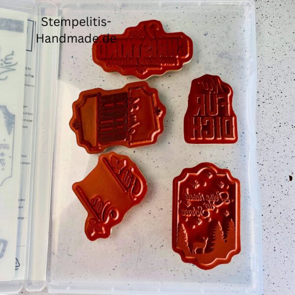 Stampin Up Handstanze auf hellem Untergrund, rechteckige Form, geeignet zum Ausstanzen von Papieretiketten für Bastelprojekte, Weihnachtliches Stempelset
