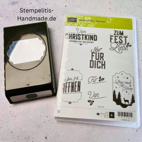 Stampin Up Handstanze auf hellem Untergrund, rechteckige Form, geeignet zum Ausstanzen von Papieretiketten für Bastelprojekte, Weihnachtliches Stempelset, Weihnachtliches Stempelset