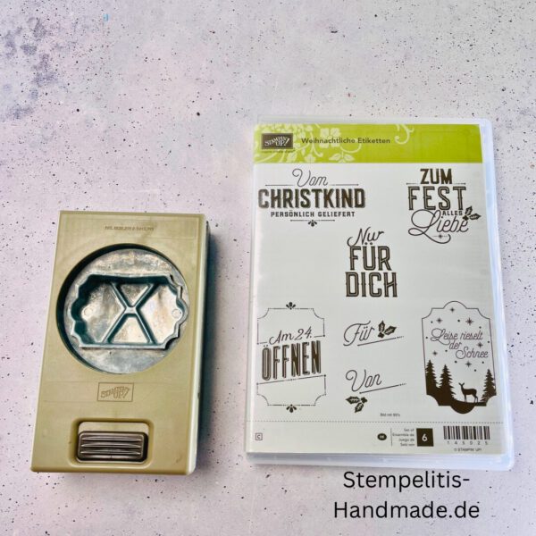 Stampin Up Handstanze auf hellem Untergrund, rechteckige Form, geeignet zum Ausstanzen von Papieretiketten für Bastelprojekte, Weihnachtliches Stempelset
