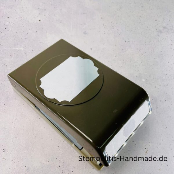 Stampin Up Handstanze auf hellem Untergrund, rechteckige Form, geeignet zum Ausstanzen von Papieretiketten für Bastelprojekte