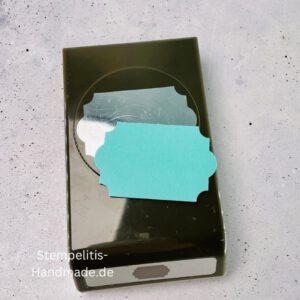 Stampin Up Handstanze auf hellem Untergrund, rechteckige Form, geeignet zum Ausstanzen von Papieretiketten für Bastelprojekte