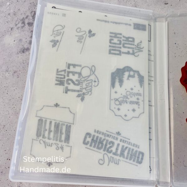 Stampin Up Handstanze auf hellem Untergrund, rechteckige Form, geeignet zum Ausstanzen von Papieretiketten für Bastelprojekte, Weihnachtliches Stempelset