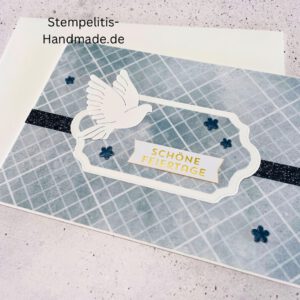 Handgemachte Weihnachtskarte mit Taube, Detailfoto Deko auf Weihnachtskarte, Nahaufnahme edler Schriftzug Frohe Weihnachten, Übersicht handgemachte Weihnachtskarte mit Umschlag, Detail handgemachte Schneeflocke mit Glitzer, Arrangement Weihnachtskarte mit grüner Hintergrundfarbe, Close-up auf Weihnachtskarte