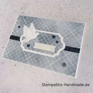 Handgemachte Weihnachtskarte mit Taube, Detailfoto Deko auf Weihnachtskarte, Nahaufnahme edler Schriftzug Frohe Weihnachten, Übersicht handgemachte Weihnachtskarte mit Umschlag, Detail handgemachte Schneeflocke mit Glitzer, Arrangement Weihnachtskarte mit grüner Hintergrundfarbe, Close-up auf Weihnachtskarte