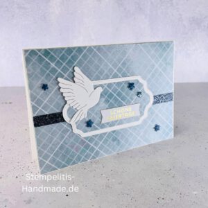 Handgemachte Weihnachtskarte mit Taube, Detailfoto Deko auf Weihnachtskarte, Nahaufnahme edler Schriftzug Frohe Weihnachten, Übersicht handgemachte Weihnachtskarte mit Umschlag, Detail handgemachte Schneeflocke mit Glitzer, Arrangement Weihnachtskarte mit grüner Hintergrundfarbe, Close-up auf Weihnachtskarte