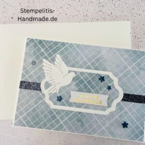 Handgemachte Weihnachtskarte mit Taube, Detailfoto Deko auf Weihnachtskarte, Nahaufnahme edler Schriftzug Frohe Weihnachten, Übersicht handgemachte Weihnachtskarte mit Umschlag, Detail handgemachte Schneeflocke mit Glitzer, Arrangement Weihnachtskarte mit grüner Hintergrundfarbe, Close-up auf Weihnachtskarte