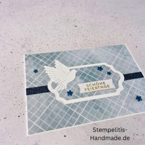 Handgemachte Weihnachtskarte mit Taube, Detailfoto Deko auf Weihnachtskarte, Nahaufnahme edler Schriftzug Frohe Weihnachten, Übersicht handgemachte Weihnachtskarte mit Umschlag, Detail handgemachte Schneeflocke mit Glitzer, Arrangement Weihnachtskarte mit grüner Hintergrundfarbe, Close-up auf Weihnachtskarte