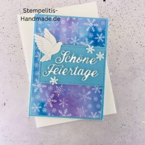 Handgemachte Weihnachtskarte mit Taube, Detailfoto Deko auf Weihnachtskarte, Nahaufnahme edler Schriftzug Frohe Weihnachten, Übersicht handgemachte Weihnachtskarte mit Umschlag, Detail handgemachte Schneeflocke mit Glitzer, Arrangement Weihnachtskarte mit grüner Hintergrundfarbe, Close-up auf Weihnachtskarte