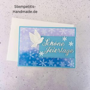 Handgemachte Weihnachtskarte mit Taube, Detailfoto Deko auf Weihnachtskarte, Nahaufnahme edler Schriftzug Frohe Weihnachten, Übersicht handgemachte Weihnachtskarte mit Umschlag, Detail handgemachte Schneeflocke mit Glitzer, Arrangement Weihnachtskarte mit grüner Hintergrundfarbe, Close-up auf Weihnachtskarte