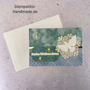 Handgemachte Weihnachtskarte mit Taube auf Schneeflocke, Detailfoto Stern Deko auf Weihnachtskarte, Nahaufnahme edler Schriftzug Frohe Weihnachten, Übersicht handgemachte Weihnachtskarte mit Umschlag, Detail handgemachte Schneeflocke mit Glitzer, Arrangement Weihnachtskarte mit grüner Hintergrundfarbe, Close-up Sternmotiv auf Weihnachtskarte