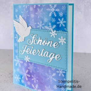 Handgemachte Weihnachtskarte mit Taube, Detailfoto Deko auf Weihnachtskarte, Nahaufnahme edler Schriftzug Frohe Weihnachten, Übersicht handgemachte Weihnachtskarte mit Umschlag, Detail handgemachte Schneeflocke mit Glitzer, Arrangement Weihnachtskarte mit grüner Hintergrundfarbe, Close-up auf Weihnachtskarte