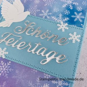 Handgemachte Weihnachtskarte mit Taube, Detailfoto Deko auf Weihnachtskarte, Nahaufnahme edler Schriftzug Frohe Weihnachten, Übersicht handgemachte Weihnachtskarte mit Umschlag, Detail handgemachte Schneeflocke mit Glitzer, Arrangement Weihnachtskarte mit grüner Hintergrundfarbe, Close-up auf Weihnachtskarte