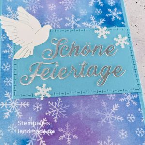 Handgemachte Weihnachtskarte mit Taube, Detailfoto Deko auf Weihnachtskarte, Nahaufnahme edler Schriftzug Frohe Weihnachten, Übersicht handgemachte Weihnachtskarte mit Umschlag, Detail handgemachte Schneeflocke mit Glitzer, Arrangement Weihnachtskarte mit grüner Hintergrundfarbe, Close-up auf Weihnachtskarte