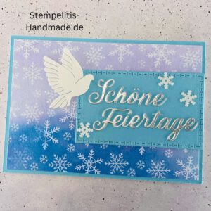 Handgemachte Weihnachtskarte mit Taube, Detailfoto Deko auf Weihnachtskarte, Nahaufnahme edler Schriftzug Frohe Weihnachten, Übersicht handgemachte Weihnachtskarte mit Umschlag, Detail handgemachte Schneeflocke mit Glitzer, Arrangement Weihnachtskarte mit grüner Hintergrundfarbe, Close-up auf Weihnachtskarte
