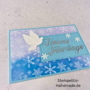 Handgemachte Weihnachtskarte mit Taube, Detailfoto Deko auf Weihnachtskarte, Nahaufnahme edler Schriftzug Frohe Weihnachten, Übersicht handgemachte Weihnachtskarte mit Umschlag, Detail handgemachte Schneeflocke mit Glitzer, Arrangement Weihnachtskarte mit grüner Hintergrundfarbe, Close-up auf Weihnachtskarte