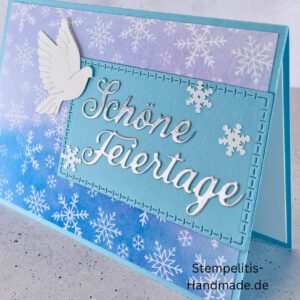 Handgemachte Weihnachtskarte mit Taube, Detailfoto Deko auf Weihnachtskarte, Nahaufnahme edler Schriftzug Frohe Weihnachten, Übersicht handgemachte Weihnachtskarte mit Umschlag, Detail handgemachte Schneeflocke mit Glitzer, Arrangement Weihnachtskarte mit grüner Hintergrundfarbe, Close-up auf Weihnachtskarte