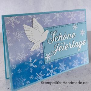 Handgemachte Weihnachtskarte mit Taube, Detailfoto Deko auf Weihnachtskarte, Nahaufnahme edler Schriftzug Frohe Weihnachten, Übersicht handgemachte Weihnachtskarte mit Umschlag, Detail handgemachte Schneeflocke mit Glitzer, Arrangement Weihnachtskarte mit grüner Hintergrundfarbe, Close-up auf Weihnachtskarte