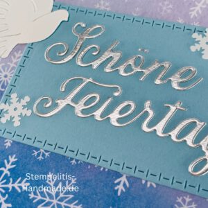 Handgemachte Weihnachtskarte mit Taube, Detailfoto Deko auf Weihnachtskarte, Nahaufnahme edler Schriftzug Frohe Weihnachten, Übersicht handgemachte Weihnachtskarte mit Umschlag, Detail handgemachte Schneeflocke mit Glitzer, Arrangement Weihnachtskarte mit grüner Hintergrundfarbe, Close-up auf Weihnachtskarte