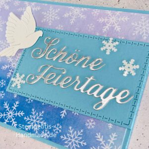 Handgemachte Weihnachtskarte mit Taube, Detailfoto Deko auf Weihnachtskarte, Nahaufnahme edler Schriftzug Frohe Weihnachten, Übersicht handgemachte Weihnachtskarte mit Umschlag, Detail handgemachte Schneeflocke mit Glitzer, Arrangement Weihnachtskarte mit grüner Hintergrundfarbe, Close-up auf Weihnachtskarte