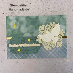 Handgemachte Weihnachtskarte mit Taube auf Schneeflocke, Detailfoto Stern Deko auf Weihnachtskarte, Nahaufnahme edler Schriftzug Frohe Weihnachten, Übersicht handgemachte Weihnachtskarte mit Umschlag, Detail handgemachte Schneeflocke mit Glitzer, Arrangement Weihnachtskarte mit grüner Hintergrundfarbe, Close-up Sternmotiv auf Weihnachtskarte