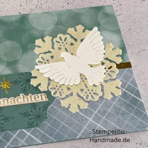 Handgemachte Weihnachtskarte mit Taube auf Schneeflocke, Detailfoto Stern Deko auf Weihnachtskarte, Nahaufnahme edler Schriftzug Frohe Weihnachten, Übersicht handgemachte Weihnachtskarte mit Umschlag, Detail handgemachte Schneeflocke mit Glitzer, Arrangement Weihnachtskarte mit grüner Hintergrundfarbe, Close-up Sternmotiv auf Weihnachtskarte