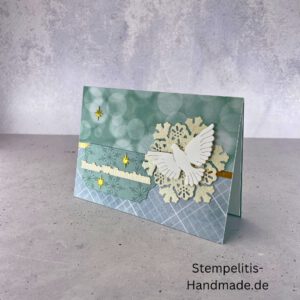 Handgemachte Weihnachtskarte mit Taube auf Schneeflocke, Detailfoto Stern Deko auf Weihnachtskarte, Nahaufnahme edler Schriftzug Frohe Weihnachten, Übersicht handgemachte Weihnachtskarte mit Umschlag, Detail handgemachte Schneeflocke mit Glitzer, Arrangement Weihnachtskarte mit grüner Hintergrundfarbe, Close-up Sternmotiv auf Weihnachtskarte