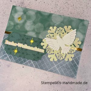 Handgemachte Weihnachtskarte mit Taube auf Schneeflocke, Detailfoto Stern Deko auf Weihnachtskarte, Nahaufnahme edler Schriftzug Frohe Weihnachten, Übersicht handgemachte Weihnachtskarte mit Umschlag, Detail handgemachte Schneeflocke mit Glitzer, Arrangement Weihnachtskarte mit grüner Hintergrundfarbe, Close-up Sternmotiv auf Weihnachtskarte