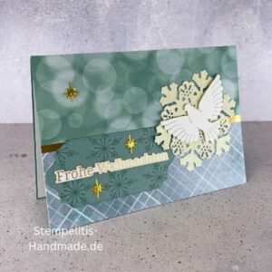 Handgemachte Weihnachtskarte mit Taube auf Schneeflocke, Detailfoto Stern Deko auf Weihnachtskarte, Nahaufnahme edler Schriftzug Frohe Weihnachten, Übersicht handgemachte Weihnachtskarte mit Umschlag, Detail handgemachte Schneeflocke mit Glitzer, Arrangement Weihnachtskarte mit grüner Hintergrundfarbe, Close-up Sternmotiv auf Weihnachtskarte