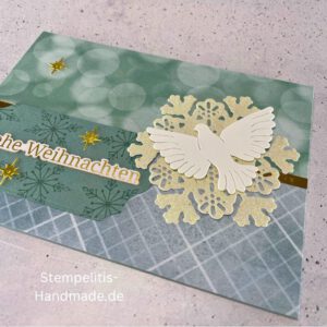 Handgemachte Weihnachtskarte mit Taube auf Schneeflocke, Detailfoto Stern Deko auf Weihnachtskarte, Nahaufnahme edler Schriftzug Frohe Weihnachten, Übersicht handgemachte Weihnachtskarte mit Umschlag, Detail handgemachte Schneeflocke mit Glitzer, Arrangement Weihnachtskarte mit grüner Hintergrundfarbe, Close-up Sternmotiv auf Weihnachtskarte