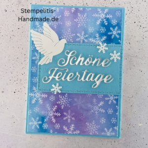 Handgemachte Weihnachtskarte mit Taube, Detailfoto Deko auf Weihnachtskarte, Nahaufnahme edler Schriftzug Frohe Weihnachten, Übersicht handgemachte Weihnachtskarte mit Umschlag, Detail handgemachte Schneeflocke mit Glitzer, Arrangement Weihnachtskarte mit grüner Hintergrundfarbe, Close-up auf Weihnachtskarte