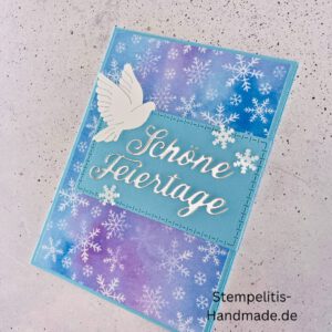 Handgemachte Weihnachtskarte mit Taube, Detailfoto Deko auf Weihnachtskarte, Nahaufnahme edler Schriftzug Frohe Weihnachten, Übersicht handgemachte Weihnachtskarte mit Umschlag, Detail handgemachte Schneeflocke mit Glitzer, Arrangement Weihnachtskarte mit grüner Hintergrundfarbe, Close-up auf Weihnachtskarte