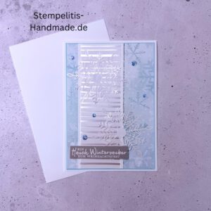 Handgemachte Weihnachtskarte, Detailfoto Deko auf Weihnachtskarte, Nahaufnahme edler Schriftzug, Übersicht handgemachte Weihnachtskarte mit Umschlag, Detail handgemachte Schneeflocke mit Glitzer, Arrangement Weihnachtskarte, Ein Hauch Winterzauber