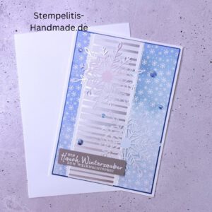 Handgemachte Weihnachtskarte, Detailfoto Deko auf Weihnachtskarte, Nahaufnahme edler Schriftzug, Übersicht handgemachte Weihnachtskarte mit Umschlag, Detail handgemachte Schneeflocke mit Glitzer, Arrangement Weihnachtskarte, Ein Hauch Winterzauber