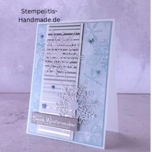 Handgemachte Weihnachtskarte, Detailfoto Deko auf Weihnachtskarte, Nahaufnahme edler Schriftzug, Übersicht handgemachte Weihnachtskarte mit Umschlag, Detail handgemachte Schneeflocke mit Glitzer, Arrangement Weihnachtskarte, Ein Hauch Winterzauber