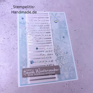 Handgemachte Weihnachtskarte, Detailfoto Deko auf Weihnachtskarte, Nahaufnahme edler Schriftzug, Übersicht handgemachte Weihnachtskarte mit Umschlag, Detail handgemachte Schneeflocke mit Glitzer, Arrangement Weihnachtskarte, Ein Hauch Winterzauber