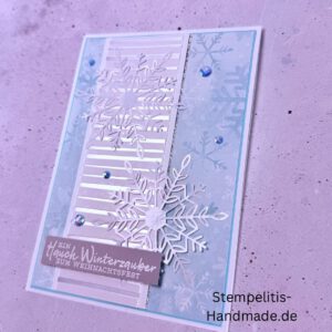 Handgemachte Weihnachtskarte, Detailfoto Deko auf Weihnachtskarte, Nahaufnahme edler Schriftzug, Übersicht handgemachte Weihnachtskarte mit Umschlag, Detail handgemachte Schneeflocke mit Glitzer, Arrangement Weihnachtskarte, Ein Hauch Winterzauber