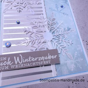 Handgemachte Weihnachtskarte, Detailfoto Deko auf Weihnachtskarte, Nahaufnahme edler Schriftzug, Übersicht handgemachte Weihnachtskarte mit Umschlag, Detail handgemachte Schneeflocke mit Glitzer, Arrangement Weihnachtskarte, Ein Hauch Winterzauber
