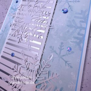 Handgemachte Weihnachtskarte, Detailfoto Deko auf Weihnachtskarte, Nahaufnahme edler Schriftzug, Übersicht handgemachte Weihnachtskarte mit Umschlag, Detail handgemachte Schneeflocke mit Glitzer, Arrangement Weihnachtskarte, Ein Hauch Winterzauber