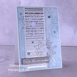 Handgemachte Weihnachtskarte, Detailfoto Deko auf Weihnachtskarte, Nahaufnahme edler Schriftzug, Übersicht handgemachte Weihnachtskarte mit Umschlag, Detail handgemachte Schneeflocke mit Glitzer, Arrangement Weihnachtskarte, Ein Hauch Winterzauber