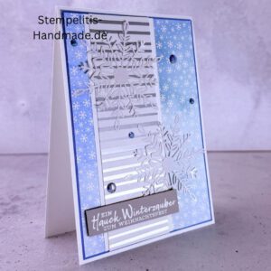 Handgemachte Weihnachtskarte, Detailfoto Deko auf Weihnachtskarte, Nahaufnahme edler Schriftzug, Übersicht handgemachte Weihnachtskarte mit Umschlag, Detail handgemachte Schneeflocke mit Glitzer, Arrangement Weihnachtskarte, Ein Hauch Winterzauber