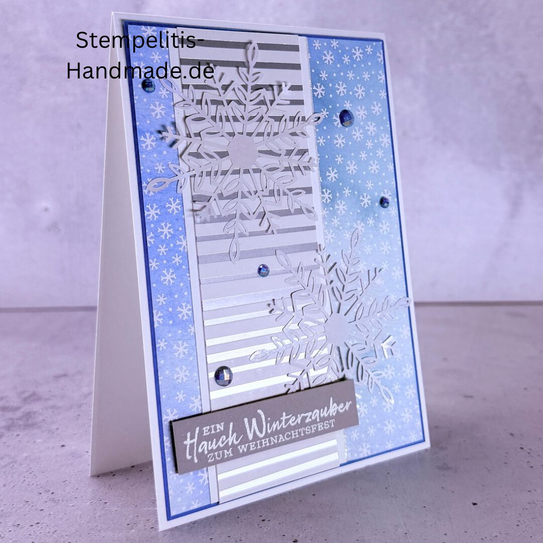 Handgemachte Weihnachtskarte, Detailfoto Deko auf Weihnachtskarte, Nahaufnahme edler Schriftzug, Übersicht handgemachte Weihnachtskarte mit Umschlag, Detail handgemachte Schneeflocke mit Glitzer, Arrangement Weihnachtskarte, Ein Hauch Winterzauber